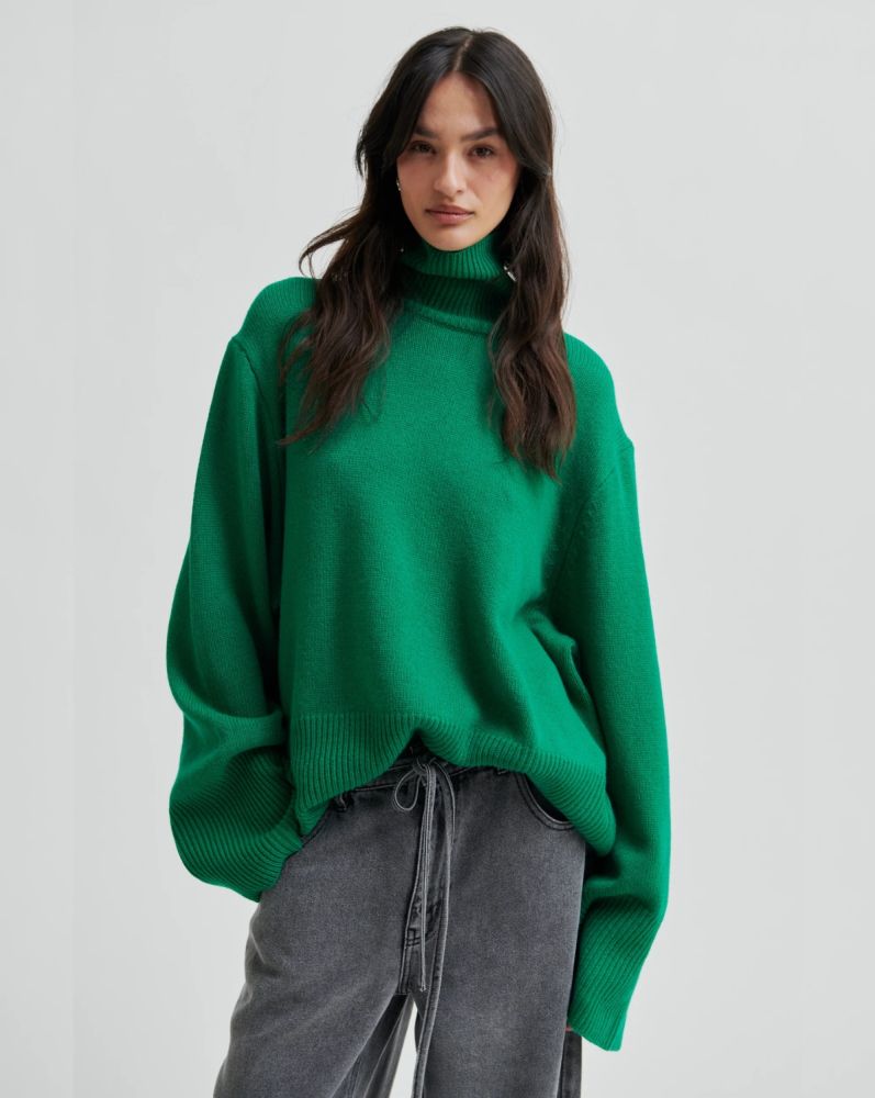 second female Alpha Knit T-Neck lush meadow