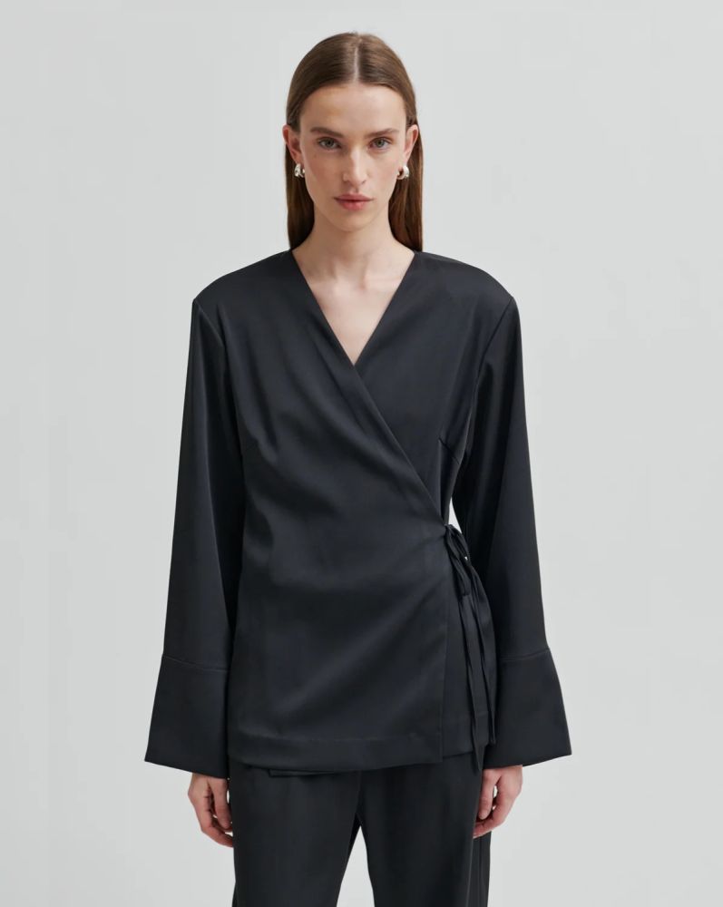 second female Glari Wrap Shirt black sand
