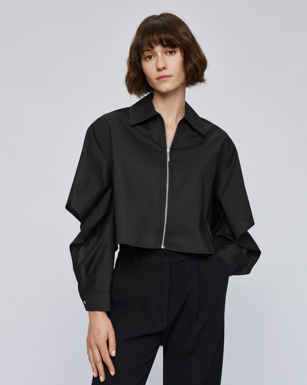 Access Cropped Shirt Zwart met Open Mouwen