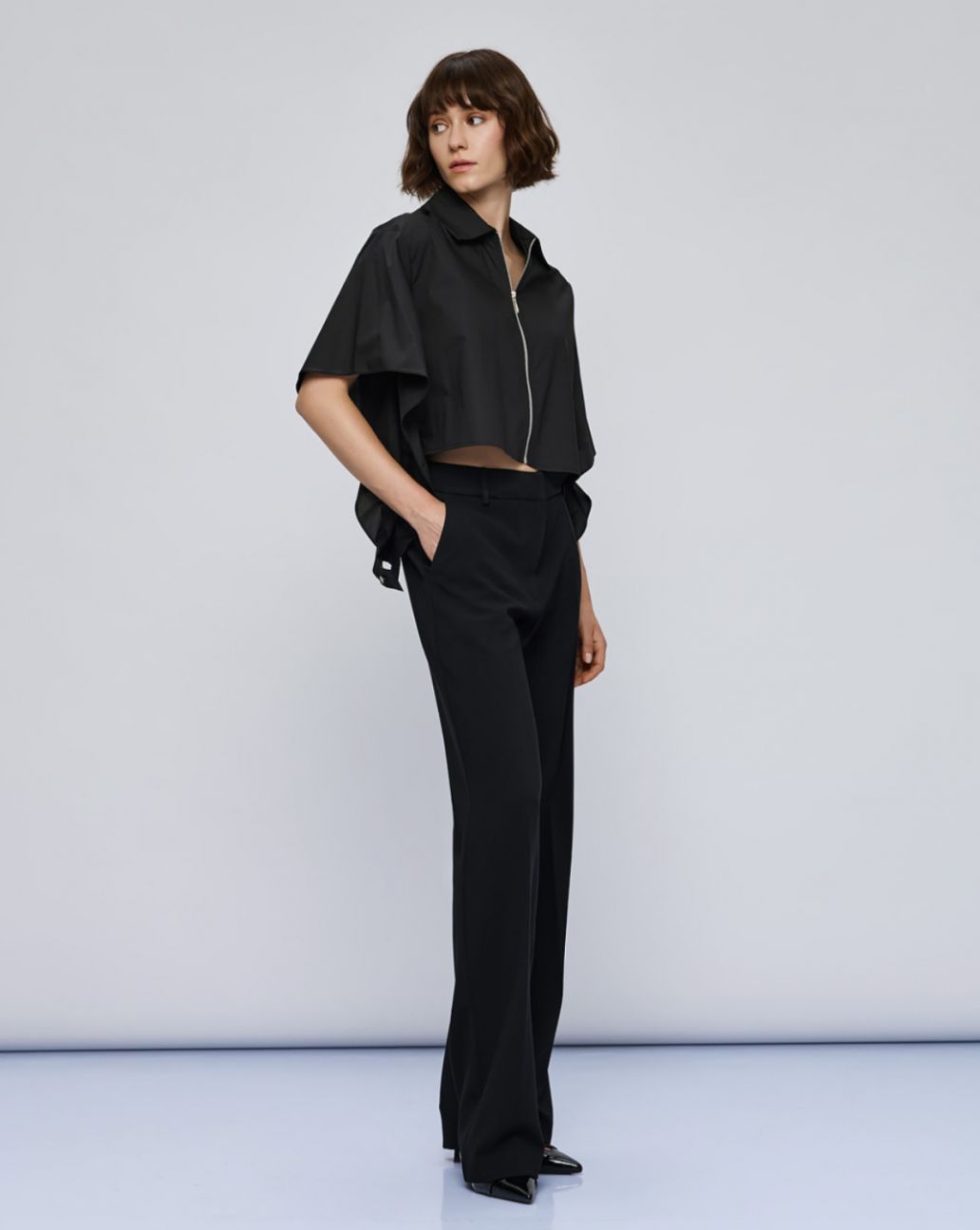 Access Cropped Shirt Zwart met Open Mouwen